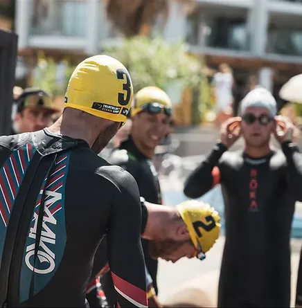 Triathlètes avant le départ d'une course