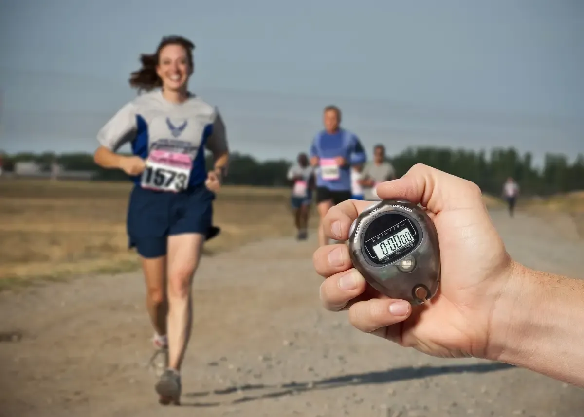 Coach sportif pendant une séance d’entraînement de course à pied