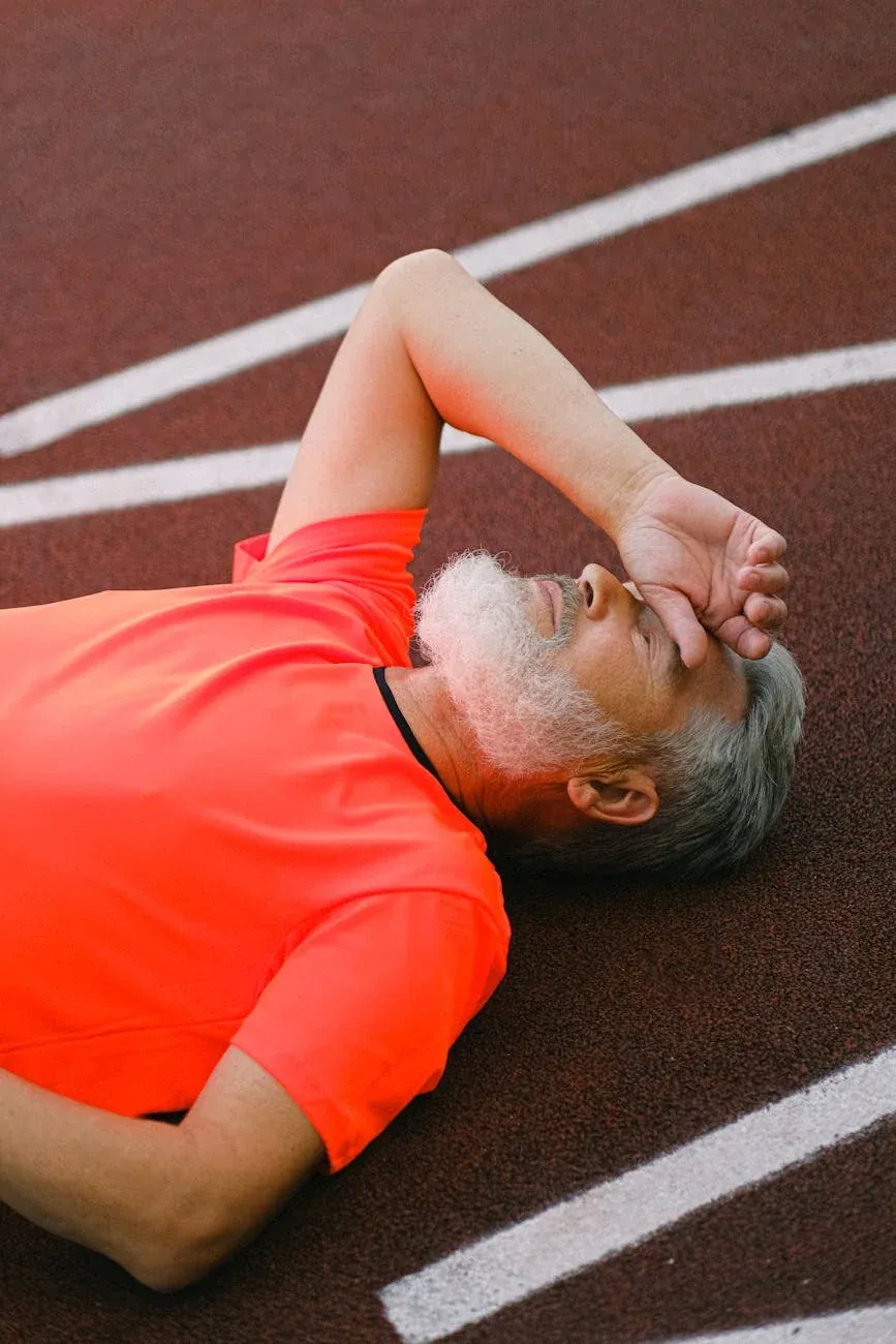 Un homme senior fatigué sur une piste de course