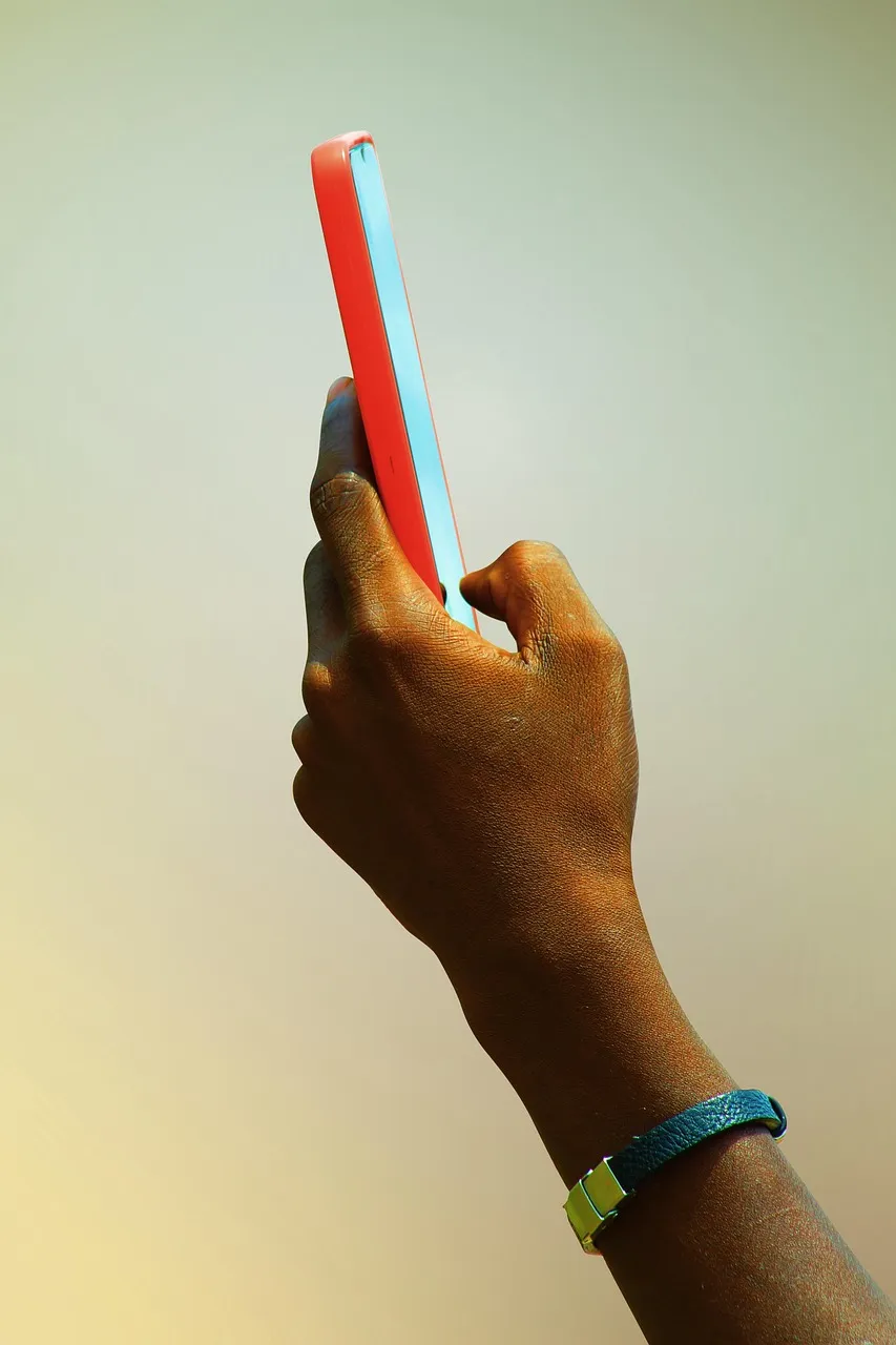 Main tenant un smartphone