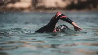 Triathlète nageant en eau libre