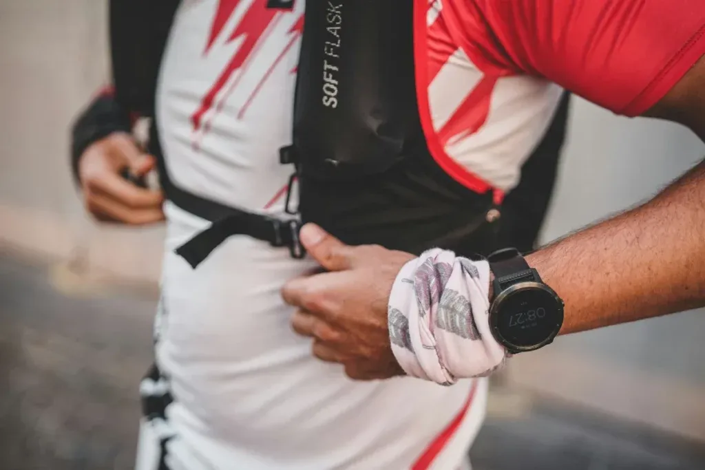 sportif se préparant au départ d'un trail