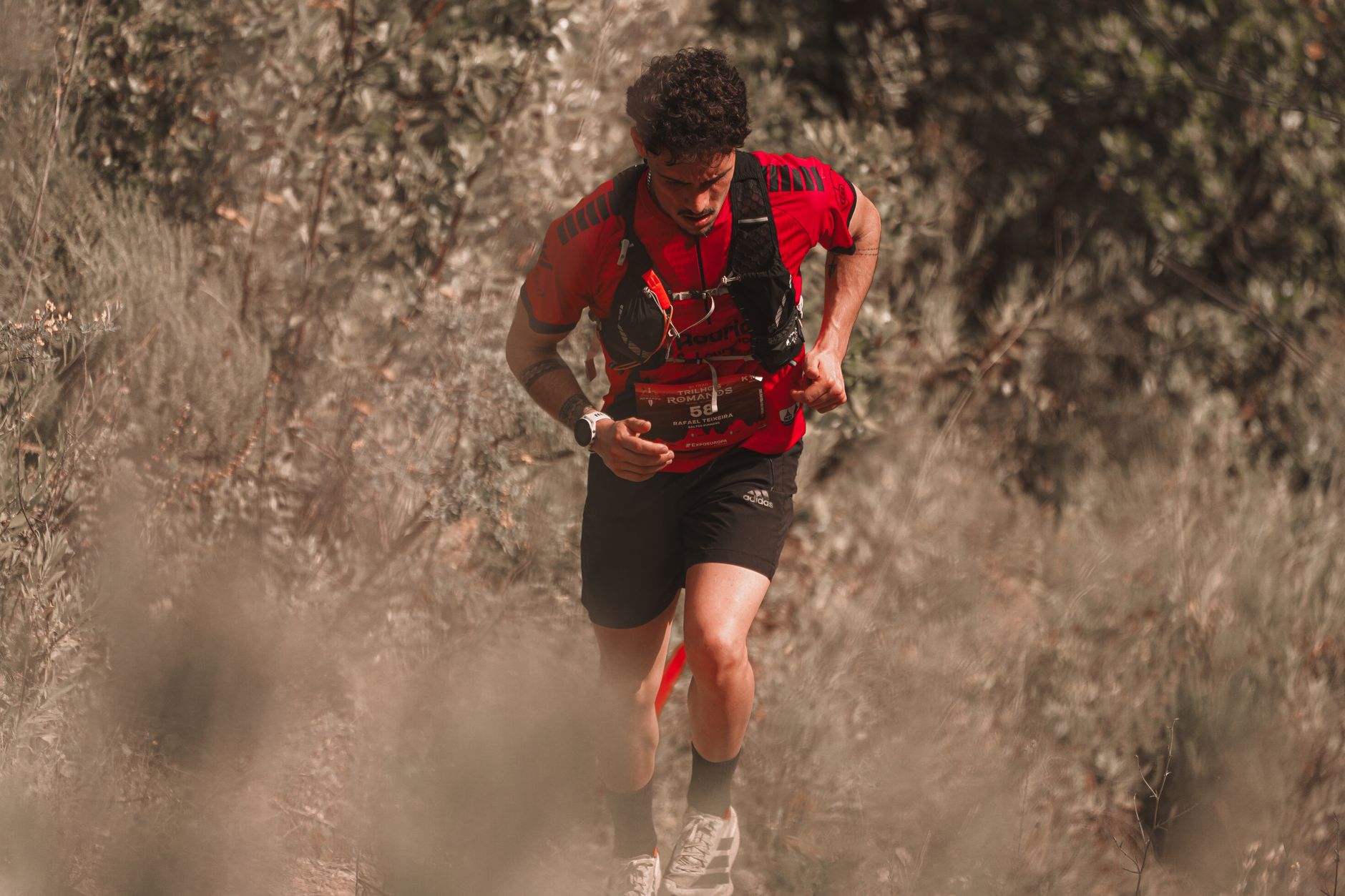 Un traileur dans un cadre naturel, faisant preuve d'endurance et de détermination.