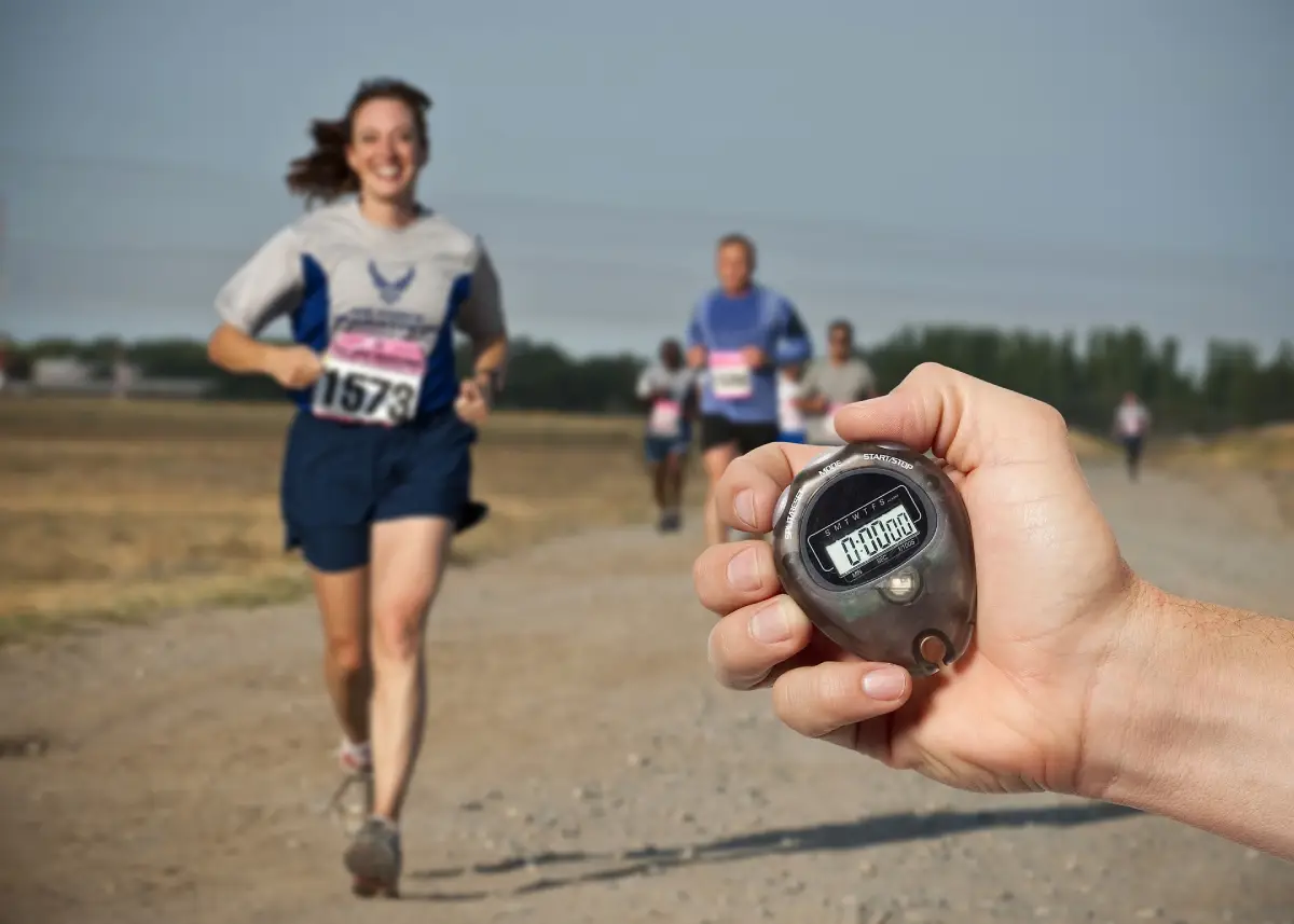 Coach sportif pendant une séance d'entrainement de course à pied